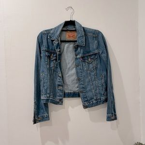 COPY - Levi’s medium wash denim jacket